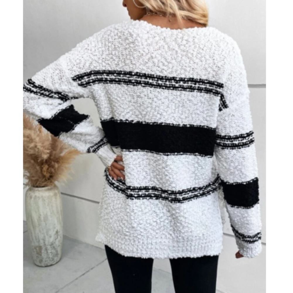 Cozy Swiss dot V neck popcorn sweater top - Picture 5 of 12
